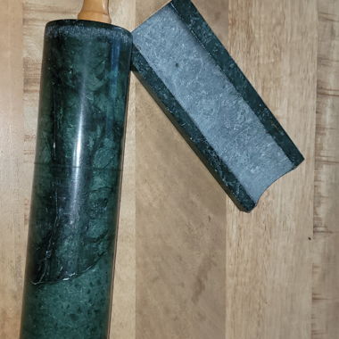 Nudel roulant en marbre avec plaque de maintien