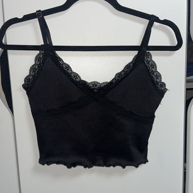 Crop top nero in pizzo