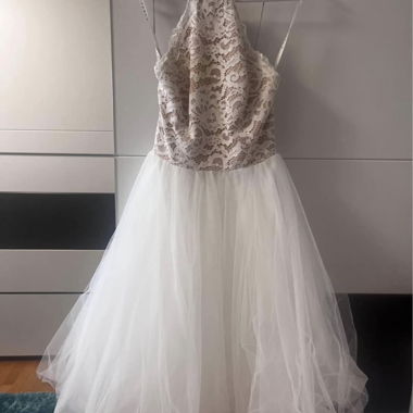 Robe blanche en dentelle avec jupe en tulle