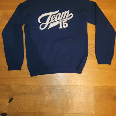 Maglione a maglia blu navy con scritta sopra