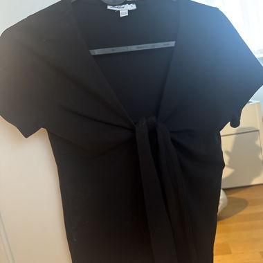 Black short-sleeve top with bow