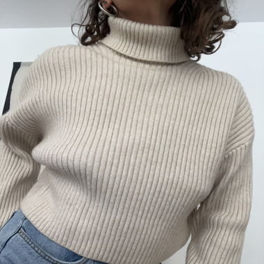Weisser Rollkragenpullover