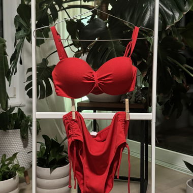 Rotes Bikini-Set mit Bügel-Top