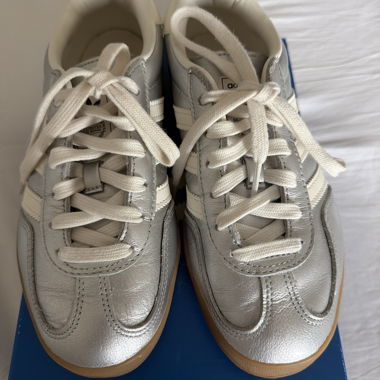 Silberne Adidas-Sneaker