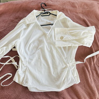 Weisse Wickelbluse