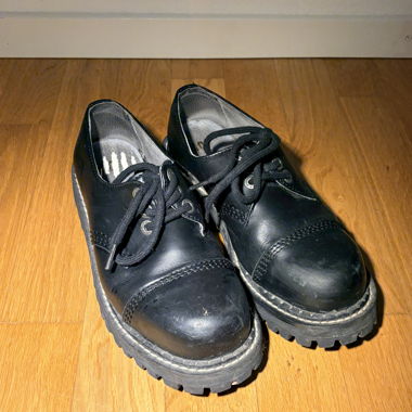 Derbies noires à semelle épaisse Angry Itch