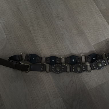 Ceinture marron en similicuir cloutée