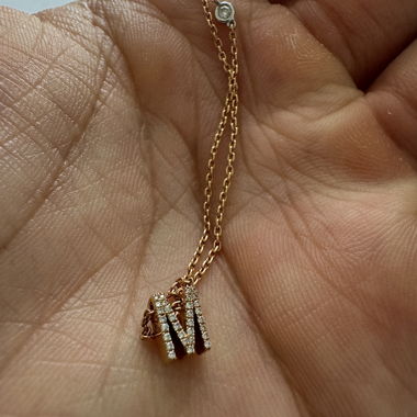 Buchstabe M Goldkette mit Diamanten