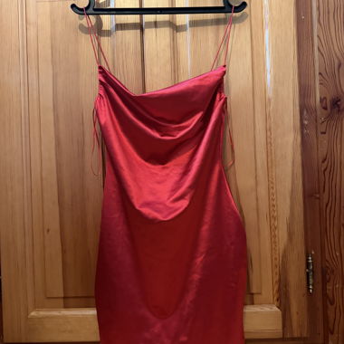 Robe rouge matière satin 
