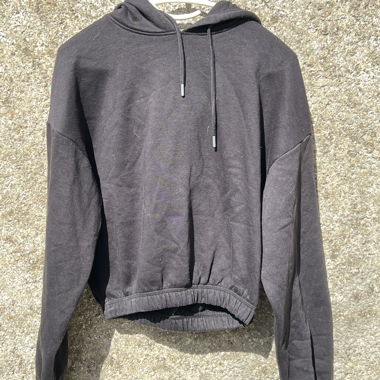 Kurzer schwarzer Hoodie