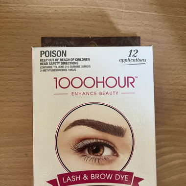 Wimpern- und Augenbrauenfarbe