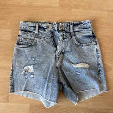 Short in jeans strappati