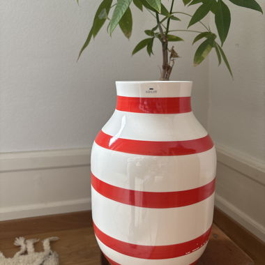 Vaso Kähler con strisce rosse