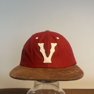 Casquette Vans rouge avec logo V et visière marron