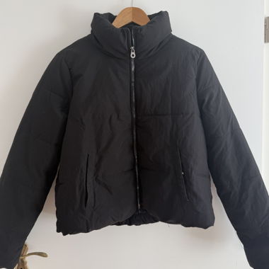 Schwarze, ungefütterte Jacke mit Reissverschluss ohne Kapuze 