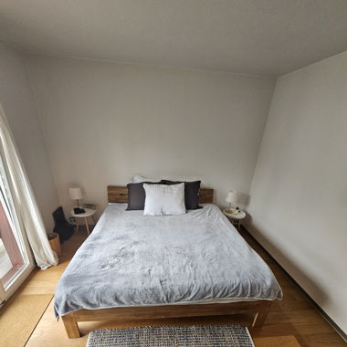 Bett 180 x 200, inkl Matr, Nachttische und Lampen