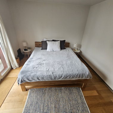 Bett 180 x 200, inkl Matr, Nachttische und Lampen
