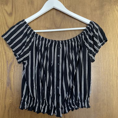 Top a righe con spalle scoperte