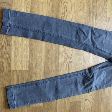 Graue jeans