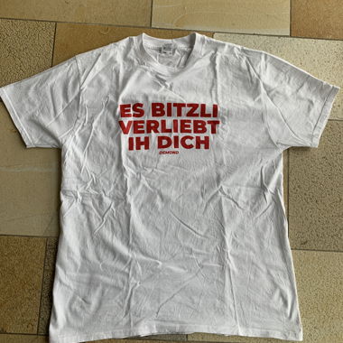 T-shirt bianco Demon “Es bitzli verliebt ih dich”