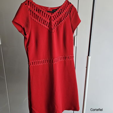 Robe rouge avec beaux détails de Cortefiel