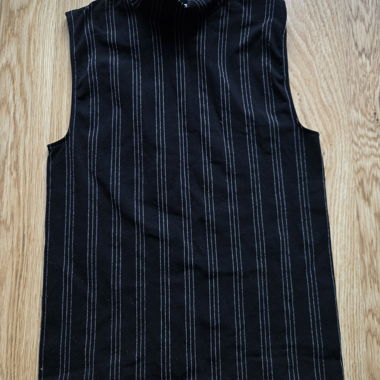 Schwarzes gestreiftes ärmelloses Top