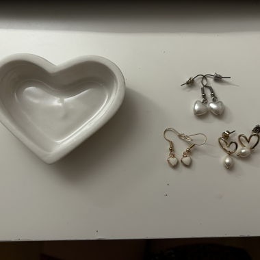 Set aus 3 Paar Herz-Ohrringen mit herzförmiger Schmuckschale