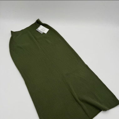 Kaki 3D knit skirt from Uniqlo