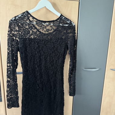 Robe courte noire en dentelle avec manches