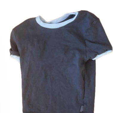 Dunkelblaues T-Shirt mit hellblauem Saum