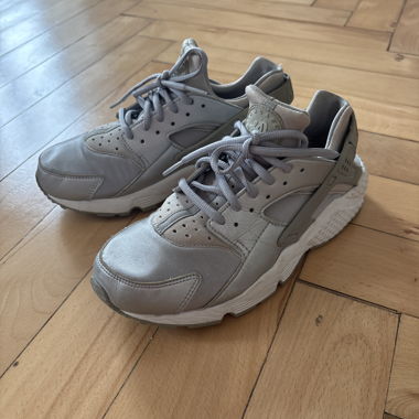 Sneakers grigie Nike Huarache 