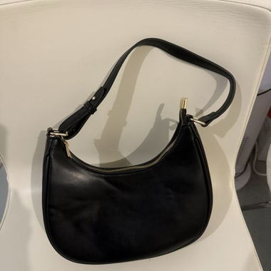 Schwarze Schultertasche