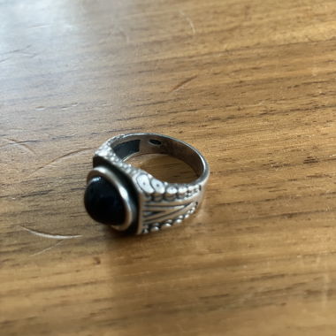 Bague argentée avec pierre noire