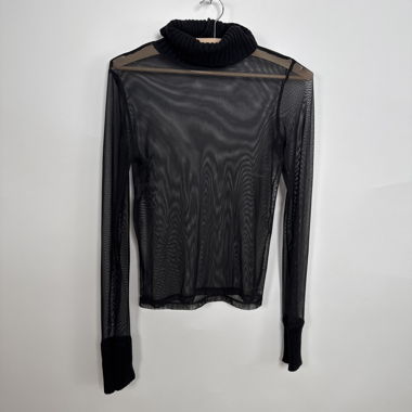 Top nero in mesh con colletto a lupetto