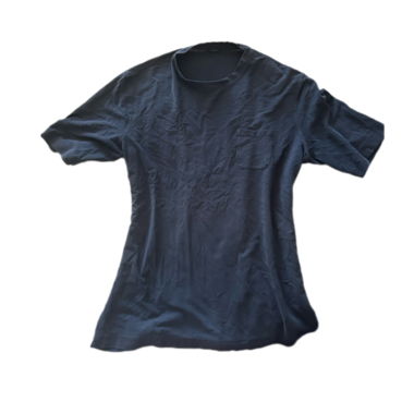 T-shirt foncé avec poche