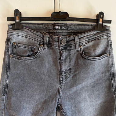 Graué FSBN-Jeans im Destroy-Look