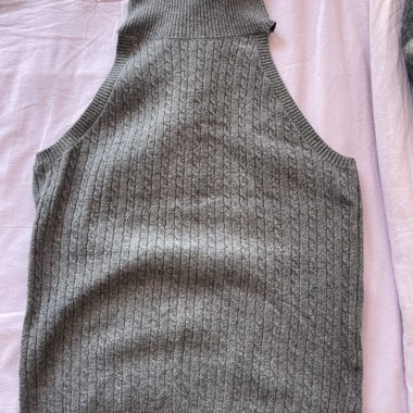 Maglia senza maniche con collo alto grigia