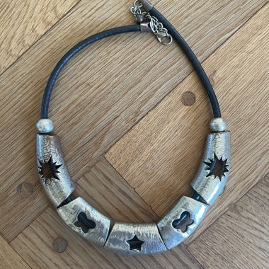 Collana choker in pelle e metallo