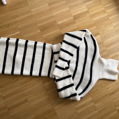 Abito in maglia a righe con collo alto