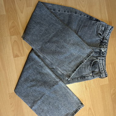 Graue Jeans