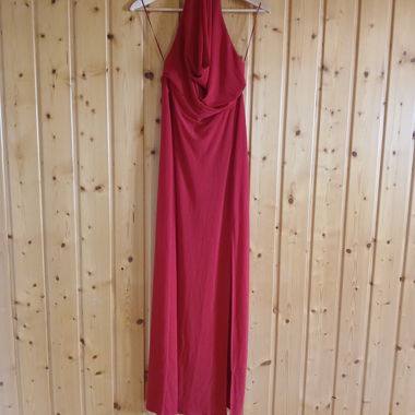 Rotes Abendkleid mit Rückenausschnitt