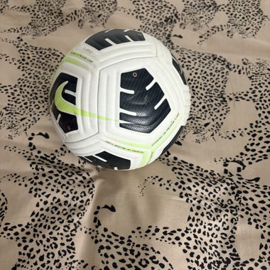 Pallone da calcio bianco e nero