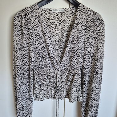 Bluse Pull&Bear plissiert mit schwarz-weissem Tupfenmuster