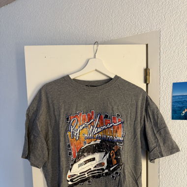 Graues T-Shirt mit Auto Aufdruck