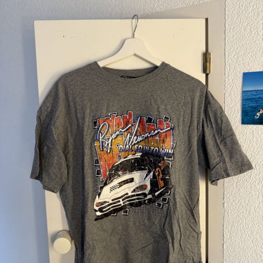 Graues T-Shirt mit Auto Aufdruck