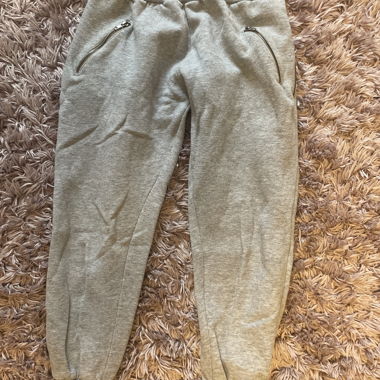 Pantalon de jogging gris avec poches à fermeture éclair