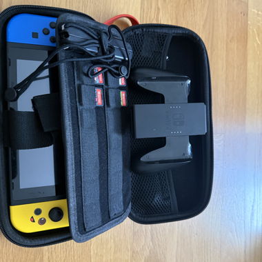 Nintendo Switch con custodia e accessori