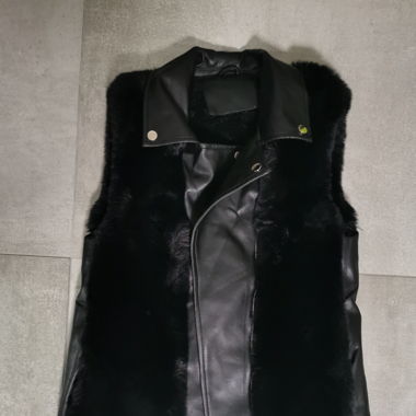 Gilet similicuir avec fourrure synthétique noire