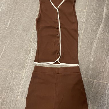 Ensemble marron avec gilet et shorts