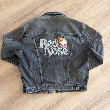 Giacca di jeans grigia con stampa Red Nose